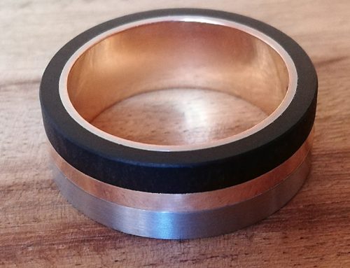 Edelstahlring mit Rotgold- und Ebenholzauflage