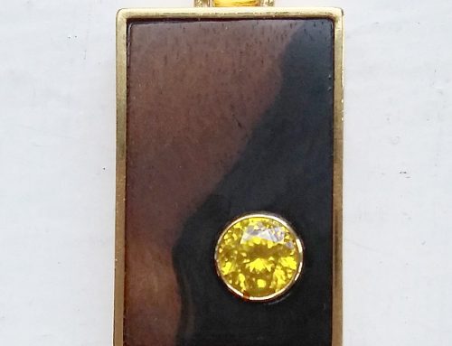 Anhänger Silber vergoldet mit Ebenholz und Kundenstein (Sphen)