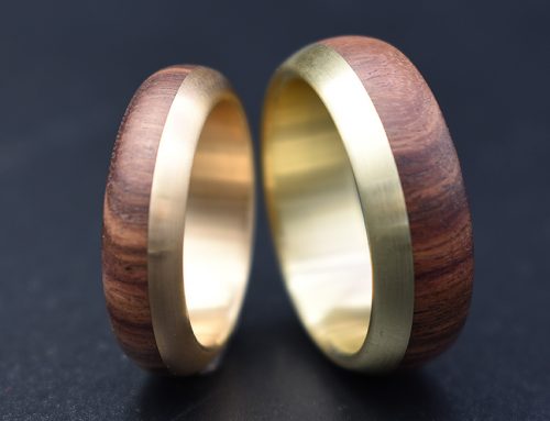 Eheringe 750/- Gelb- und Rosegold mit Holzauflage